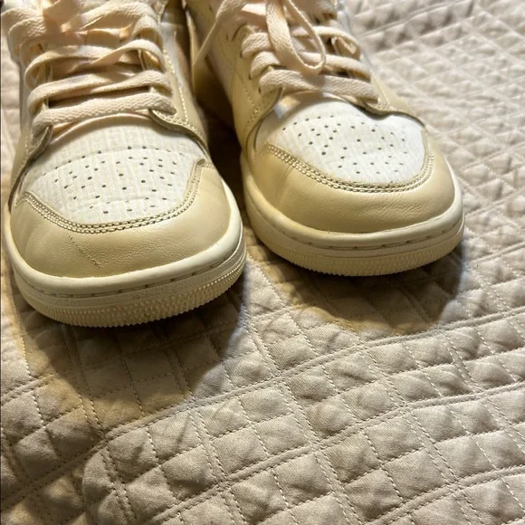 Nike Women's Air Jordan Cream/Pink Sneakers 7.5 - Picture 7 of 8